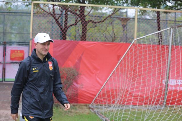 开云-爱游戏-亚运队新帅飞抵迪拜有备而来 扬科维奇交接后回国