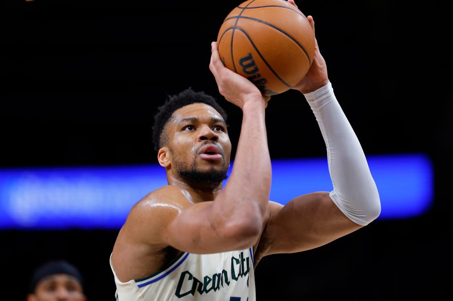 开云-爱游戏-字母哥21+17沃克空砍32分 雄鹿险胜老鹰